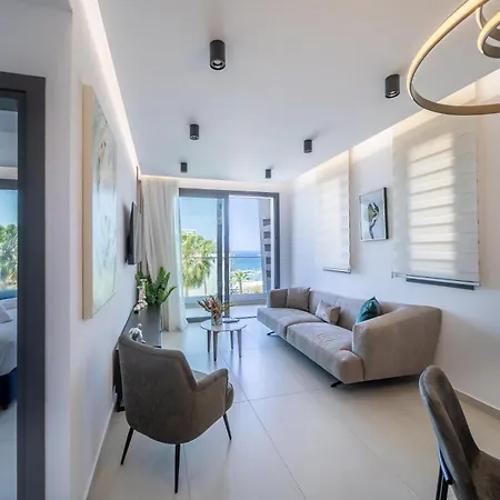 Waterside Sea View 아파트호텔