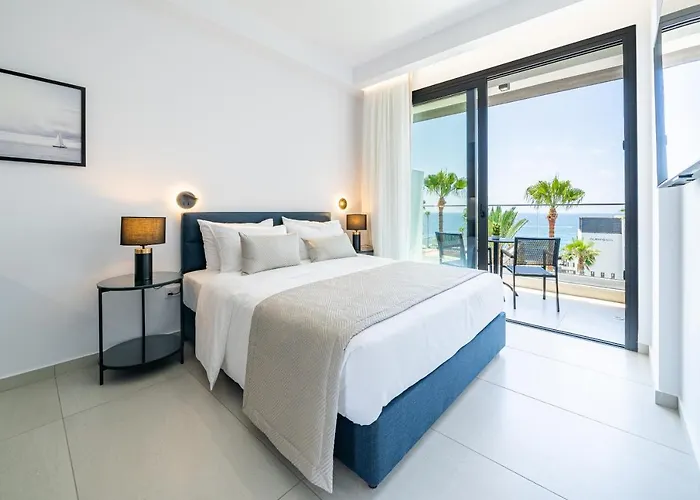 Waterside Sea View Apartahotel Paphos
