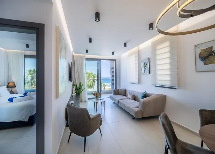 Waterside Sea View Apartahotel